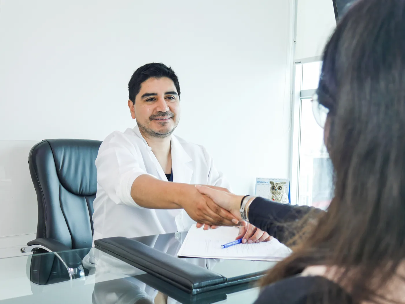 Dr. Luis Schwarz saludando cálidamente al paciente al inicio de la consulta médica