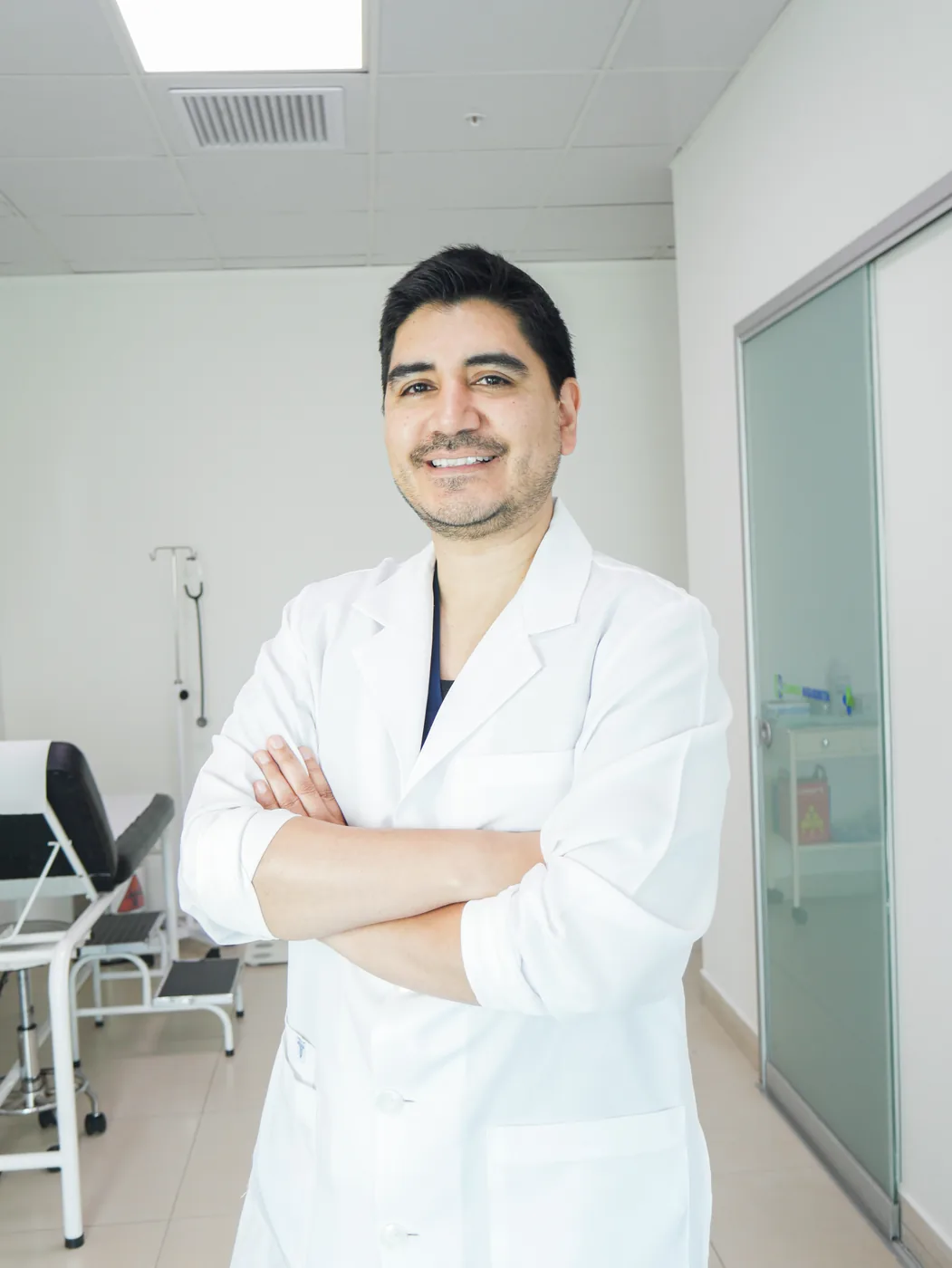 Retrato profesional del Dr. Luis Schwarz, especialista en Oncología Médica