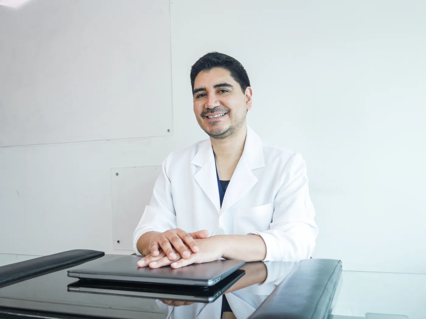 Dr. Luis Schwarz en su consultorio médico privado para atención oncológica