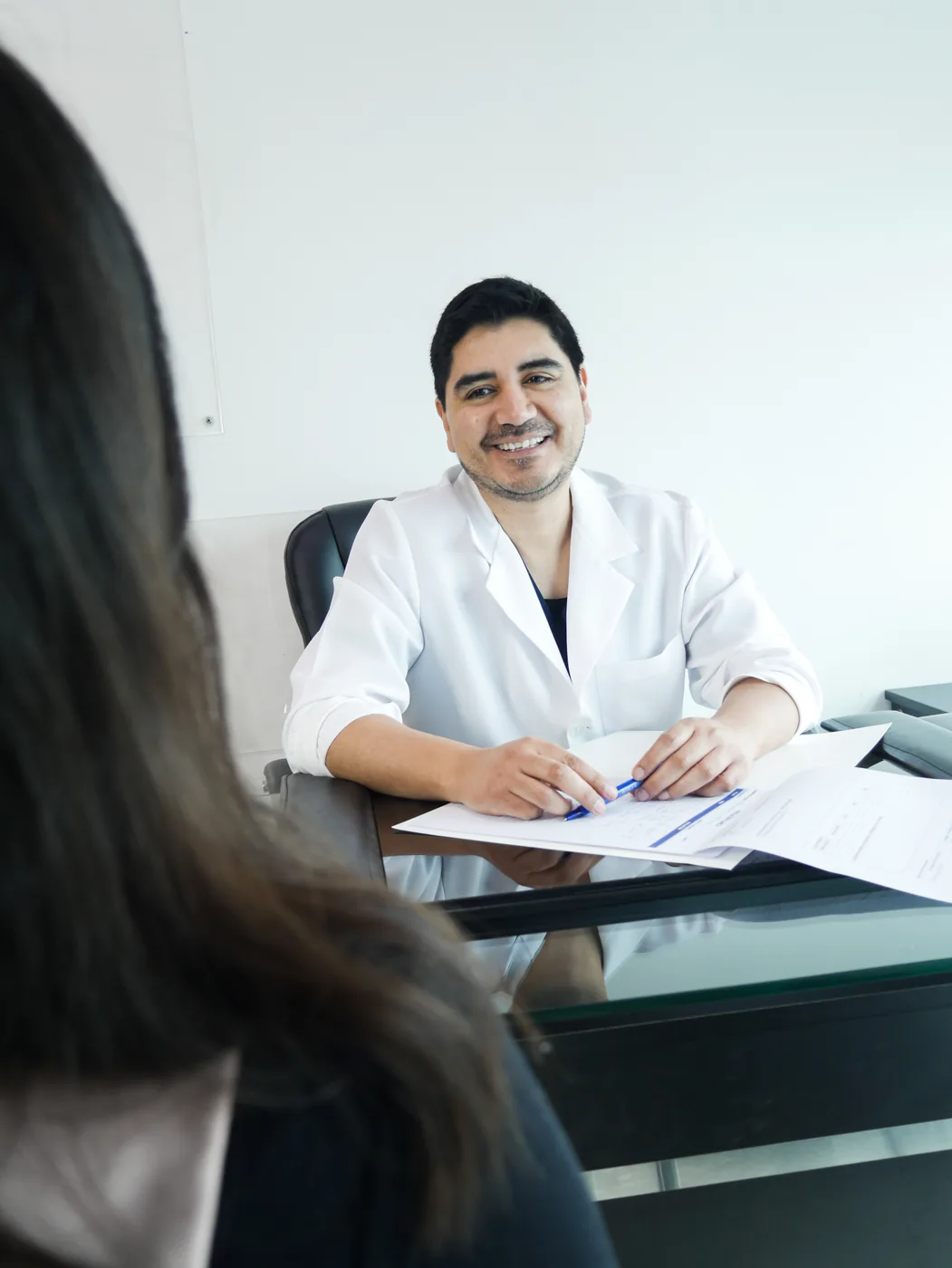 Dr. Luis Schwarz en diálogo cercano y personalizado con la paciente en el consultorio
