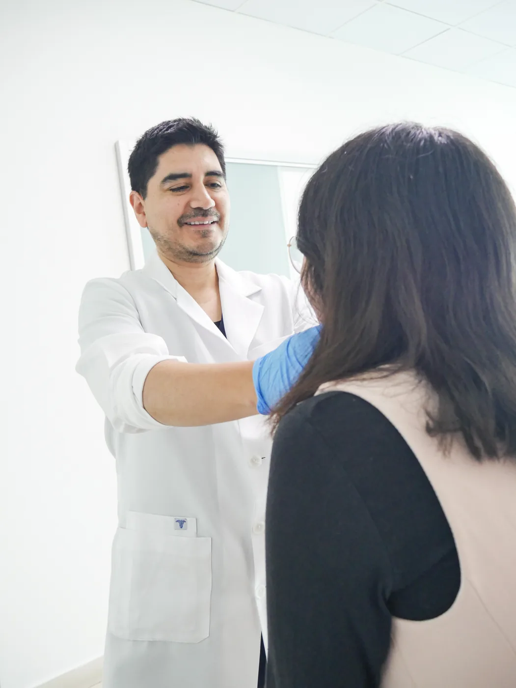 Dr. Luis Schwarz realizando examen físico y palpación clínica diagnóstica